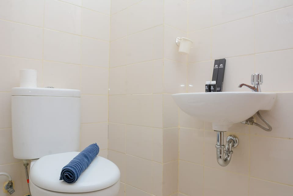 Room | Bathroom | Shower, free toiletries, towels