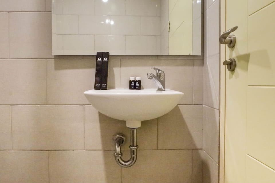Room | Bathroom | Shower, free toiletries, towels