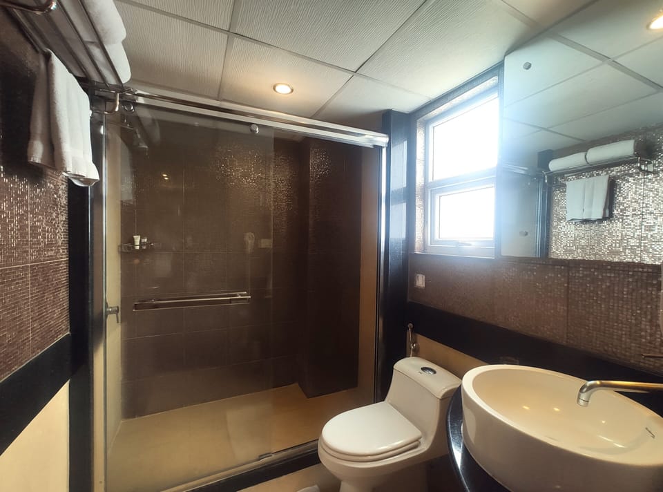 Signature Suite King | Bathroom | Shower, free toiletries, hair dryer, slippers