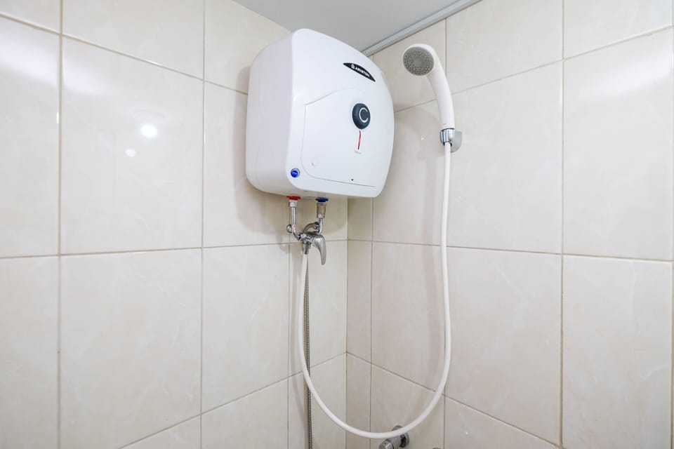Room | Bathroom | Shower, free toiletries, towels
