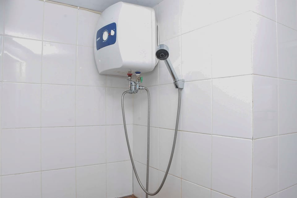 Room | Bathroom | Shower, free toiletries, towels