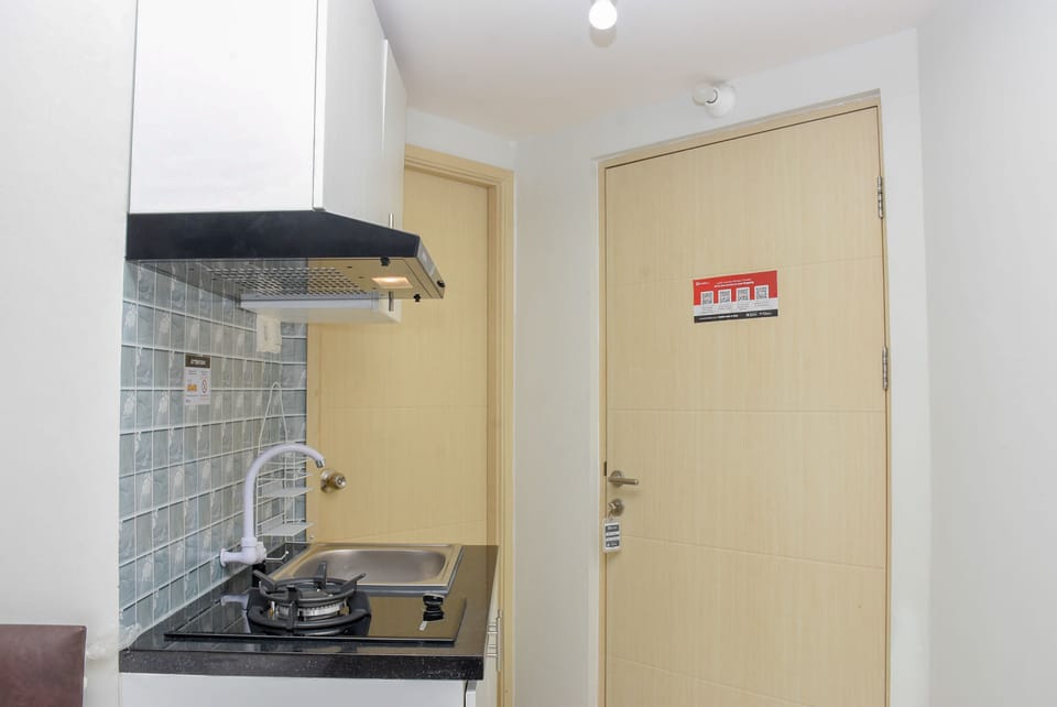 Room | Private kitchen | Fridge, stovetop, cookware/dishes/utensils