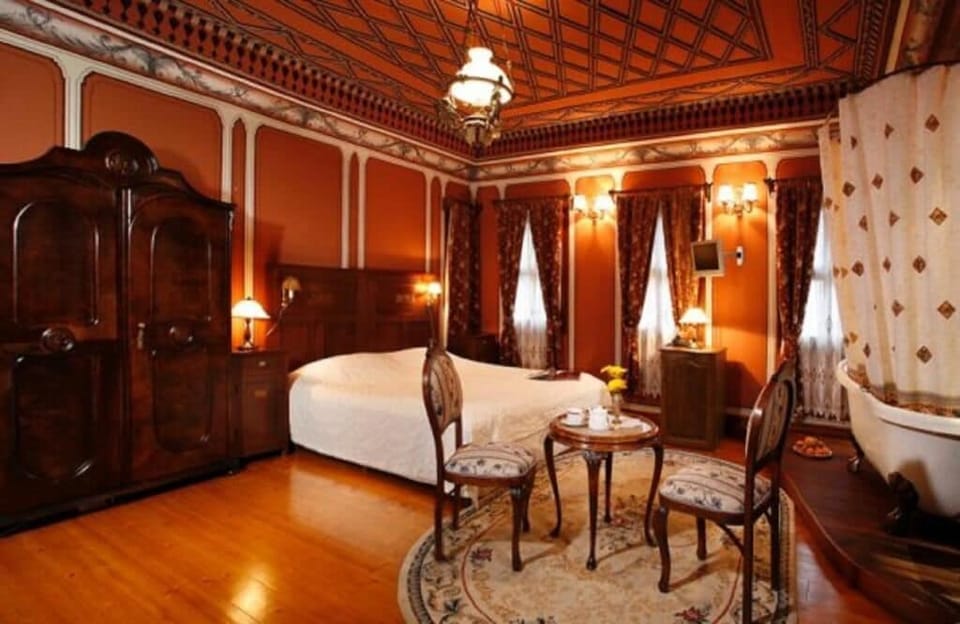Antique Room with ancient bathtub | Egyptian cotton sheets, premium bedding, free minibar items