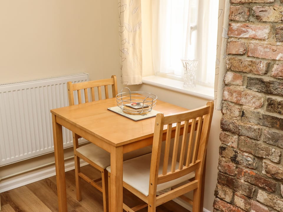 Cottage | Private kitchen | Fridge, microwave, electric kettle, cookware/dishes/utensils