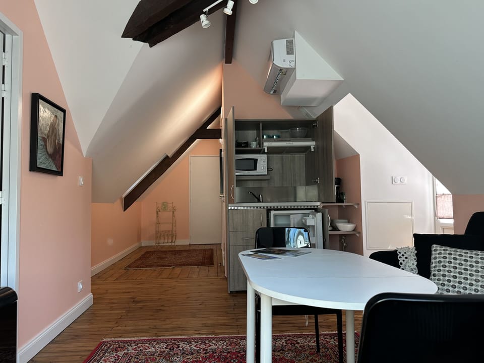 Superior Suite, Private Bathroom, Park View | Living area | 80-cm flat-screen TV with digital channels, table tennis
