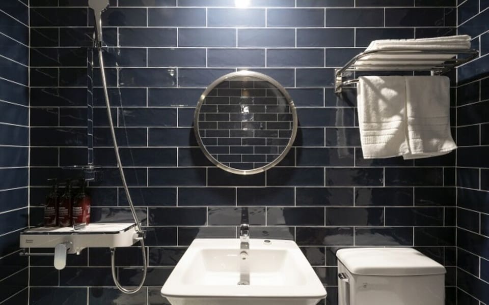 Deluxe Room | Bathroom | Free toiletries, hair dryer, bathrobes, slippers