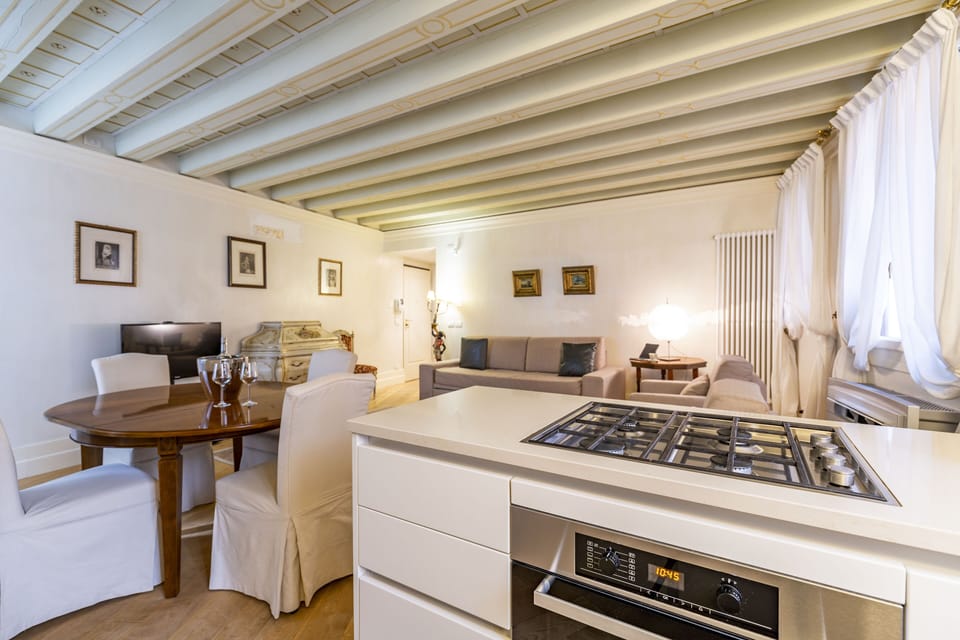 Deluxe Apartment | Private kitchenette | Fridge, microwave, oven, stovetop