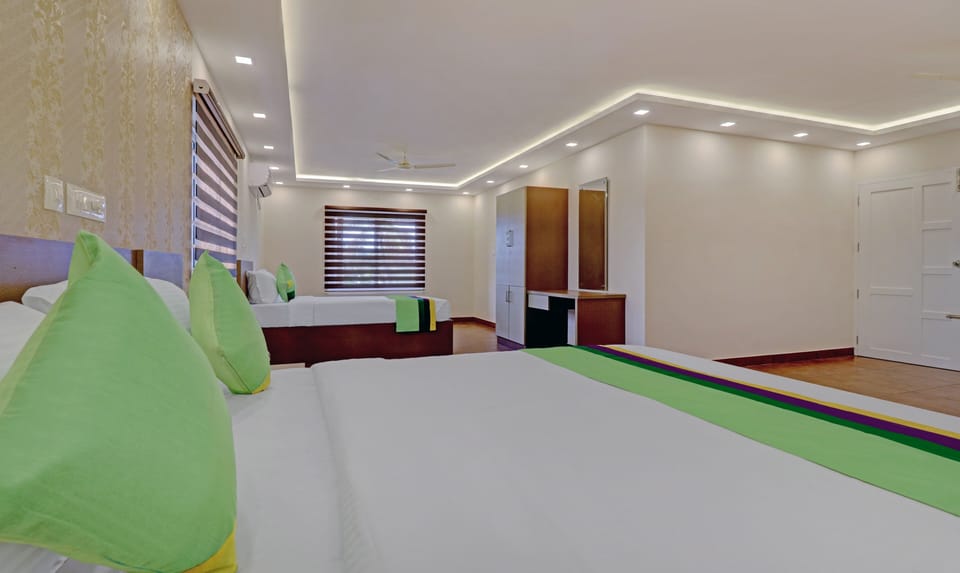 Deluxe Room | Desk, iron/ironing board, rollaway beds, bed sheets