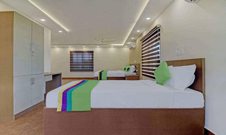 Deluxe Room | Desk, iron/ironing board, rollaway beds, bed sheets