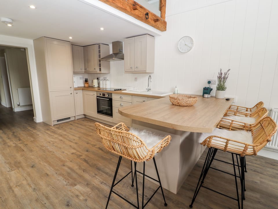 Cottage | Private kitchen | Fridge, dishwasher, electric kettle, cookware/dishes/utensils