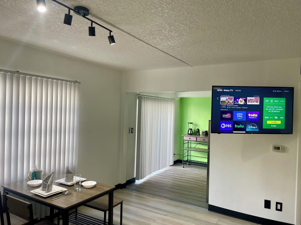 Pool View Design Suite H/J | WiFi (free), individually furnished, bed sheets