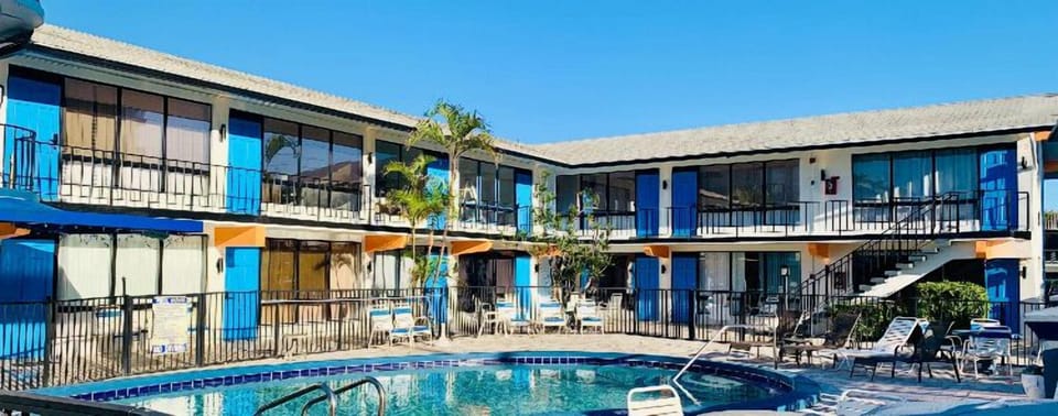 Pool View Double | Individually furnished, free WiFi, bed sheets