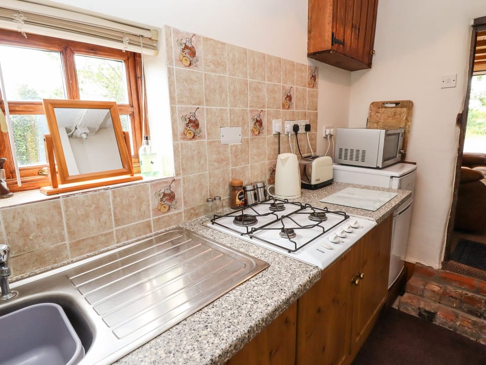 Cottage | Private kitchen | Fridge, microwave, electric kettle, toaster