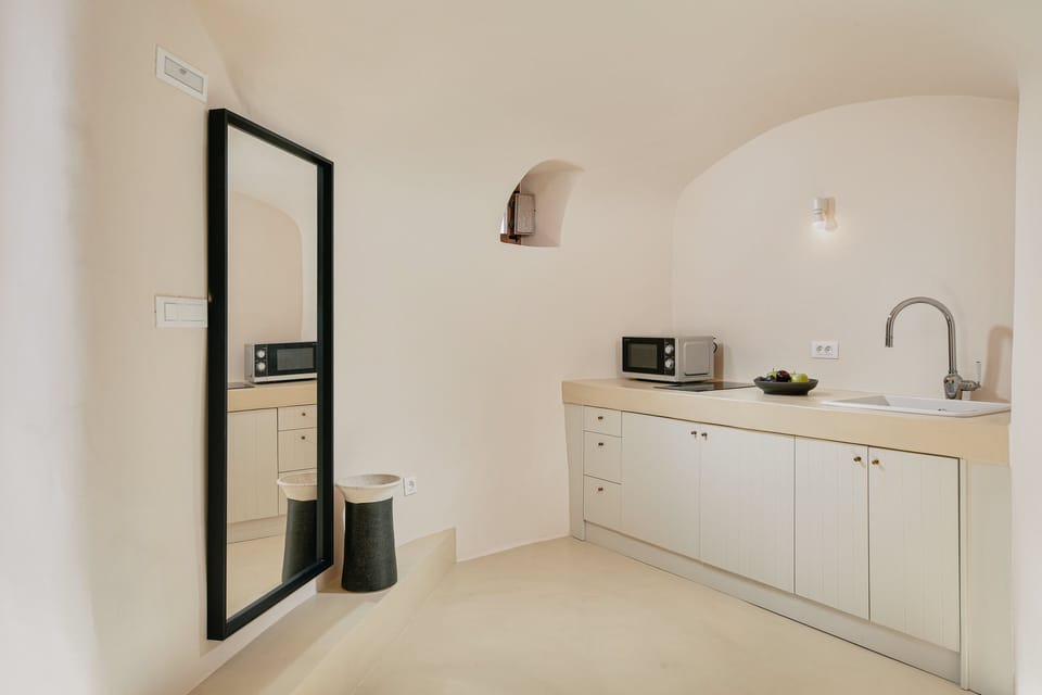 House | Private kitchenette | Microwave, cookware/dishes/utensils