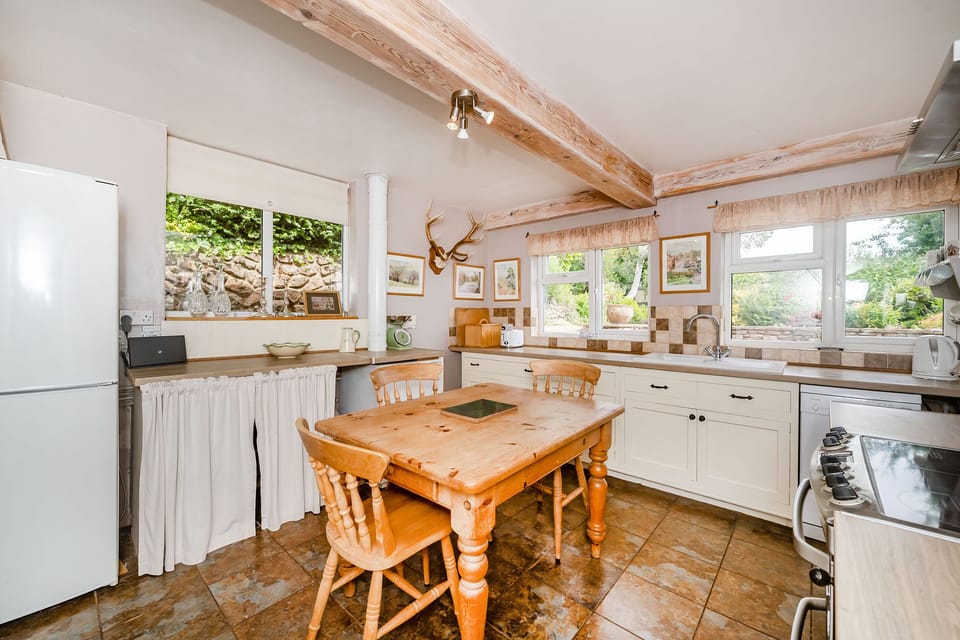 Cottage | Private kitchen | Fridge, microwave, dishwasher, electric kettle