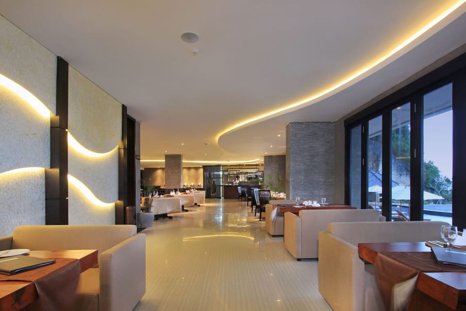 2 restaurants; breakfast, lunch, and dinner served