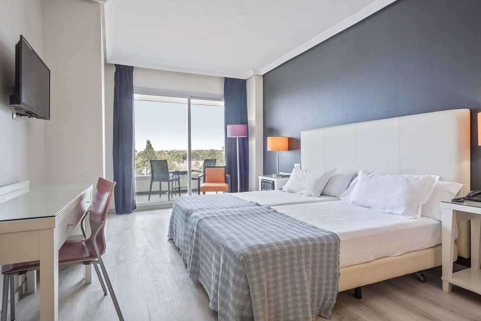 Standard Room | Down comforters, minibar, in-room safe, desk