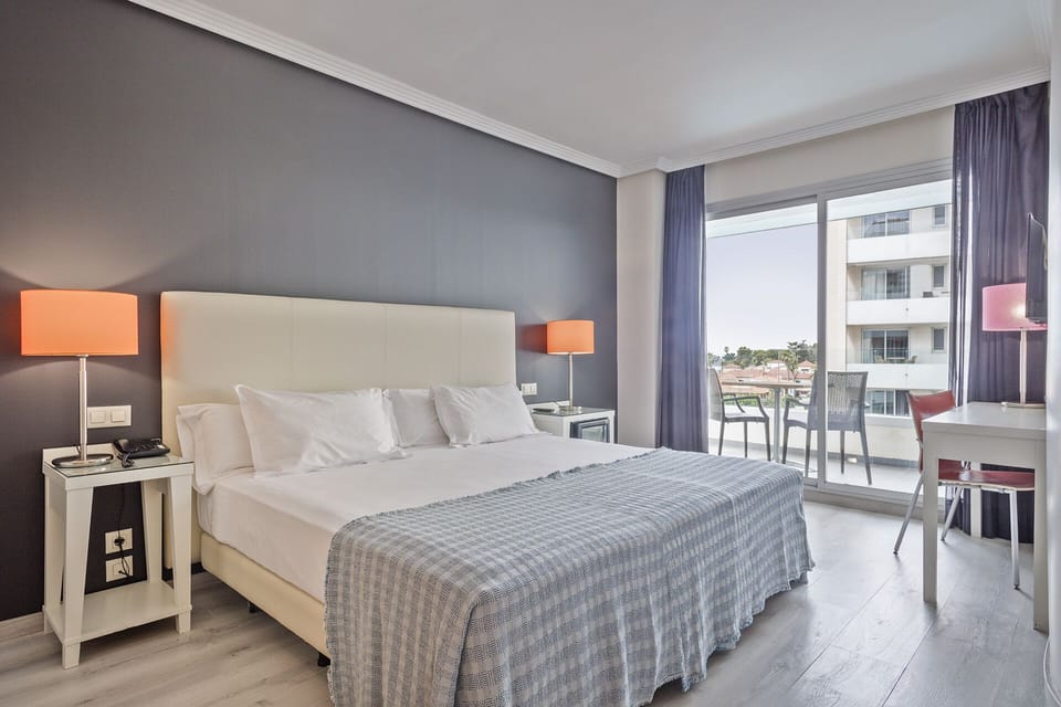 Down comforters, minibar, in-room safe, desk