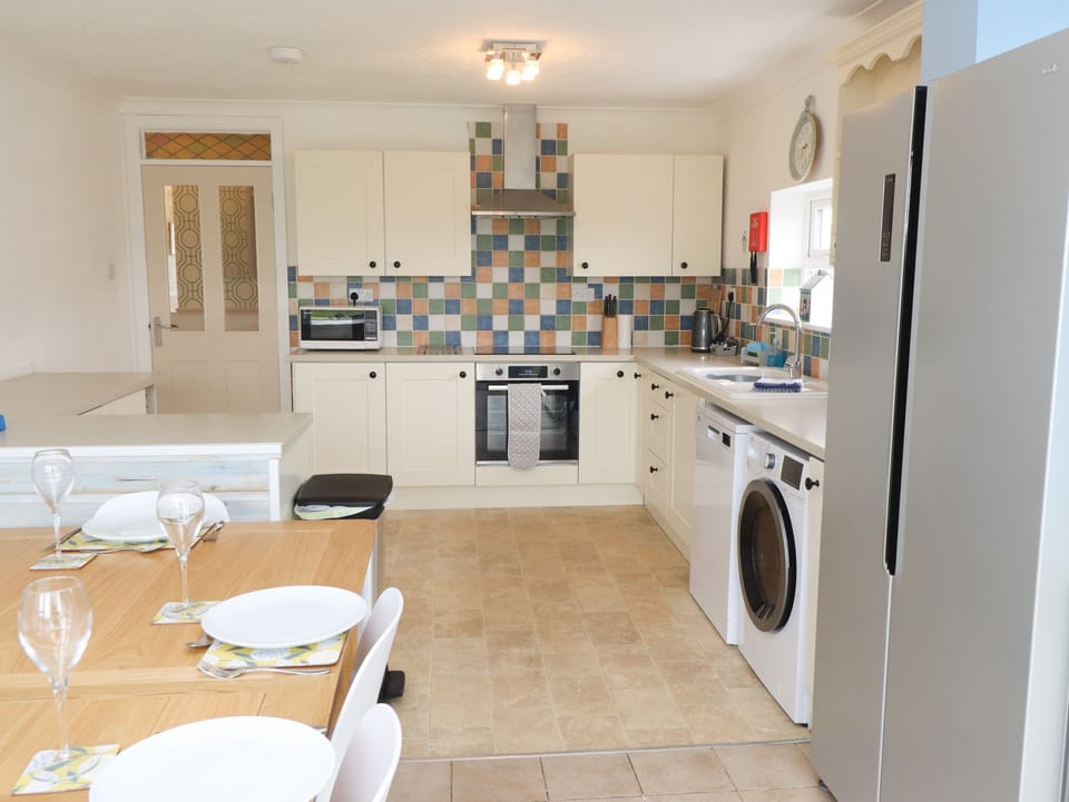 Cottage | Private kitchen | Fridge, microwave, dishwasher, cookware/dishes/utensils