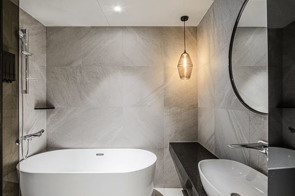 Suite (No Parking) | Bathroom | Free toiletries, hair dryer, bathrobes, slippers