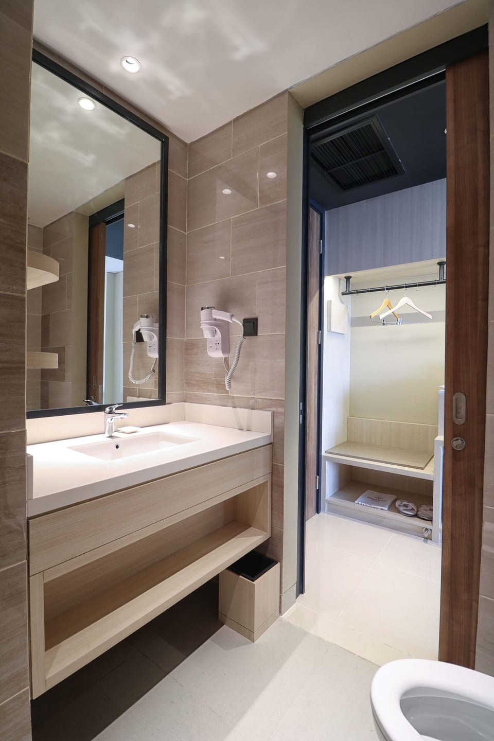 Deluxe Triple Room | Bathroom | Shower, hair dryer, slippers, towels