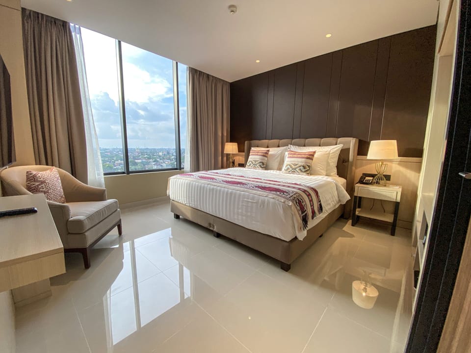 Suite, 1 King Bed | In-room safe, desk, laptop workspace, bed sheets