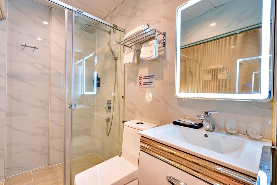 Shower, hydromassage showerhead, free toiletries, hair dryer