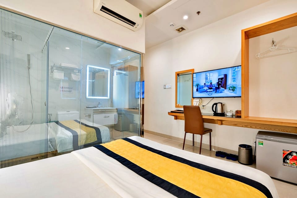 Minibar, desk, blackout drapes, WiFi (free)
