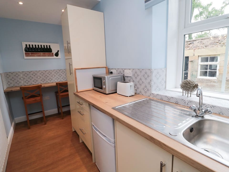 Cottage | Private kitchen | Fridge, microwave, cookware/dishes/utensils