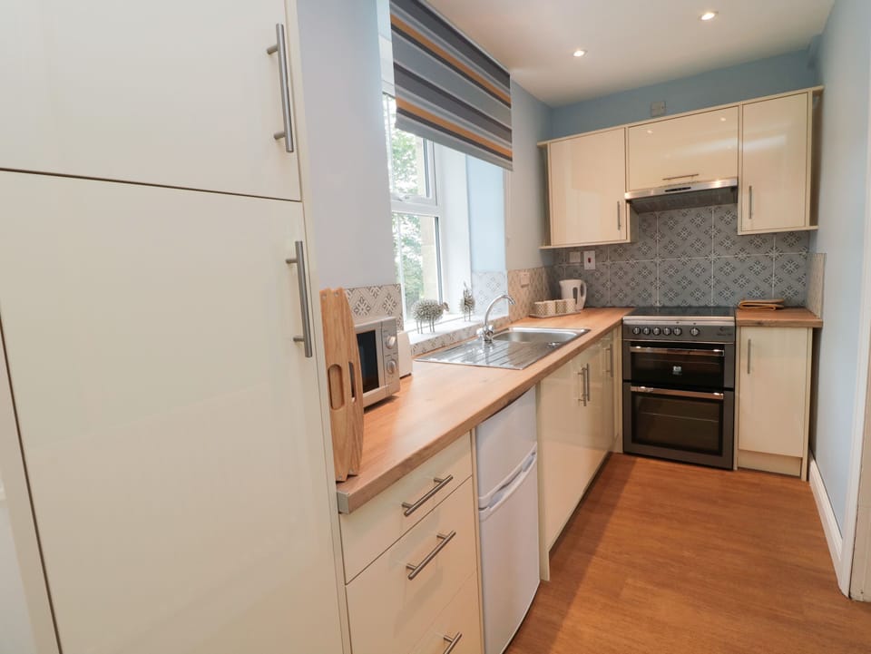 Cottage | Private kitchen | Fridge, microwave, cookware/dishes/utensils