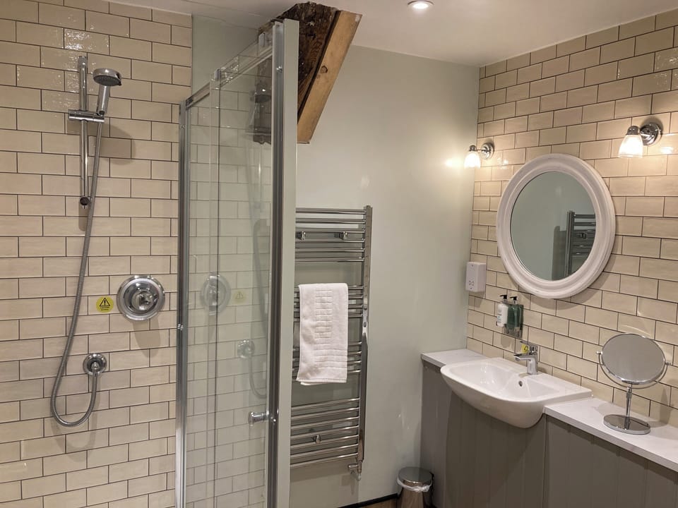 Standard Quadruple Room | Bathroom | Shower, towels