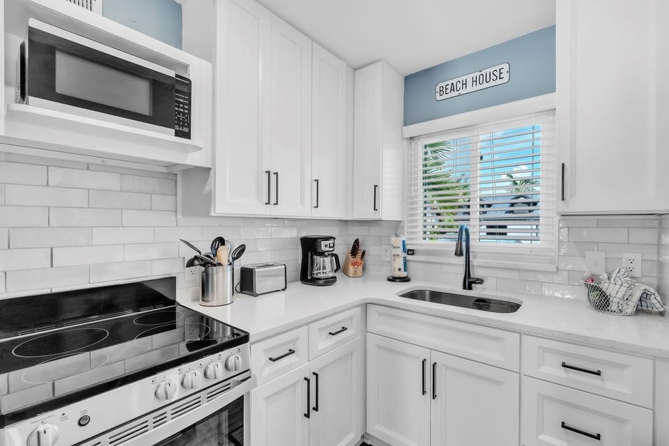 Condo, 2 Bedrooms | Private kitchen | Coffee/tea maker