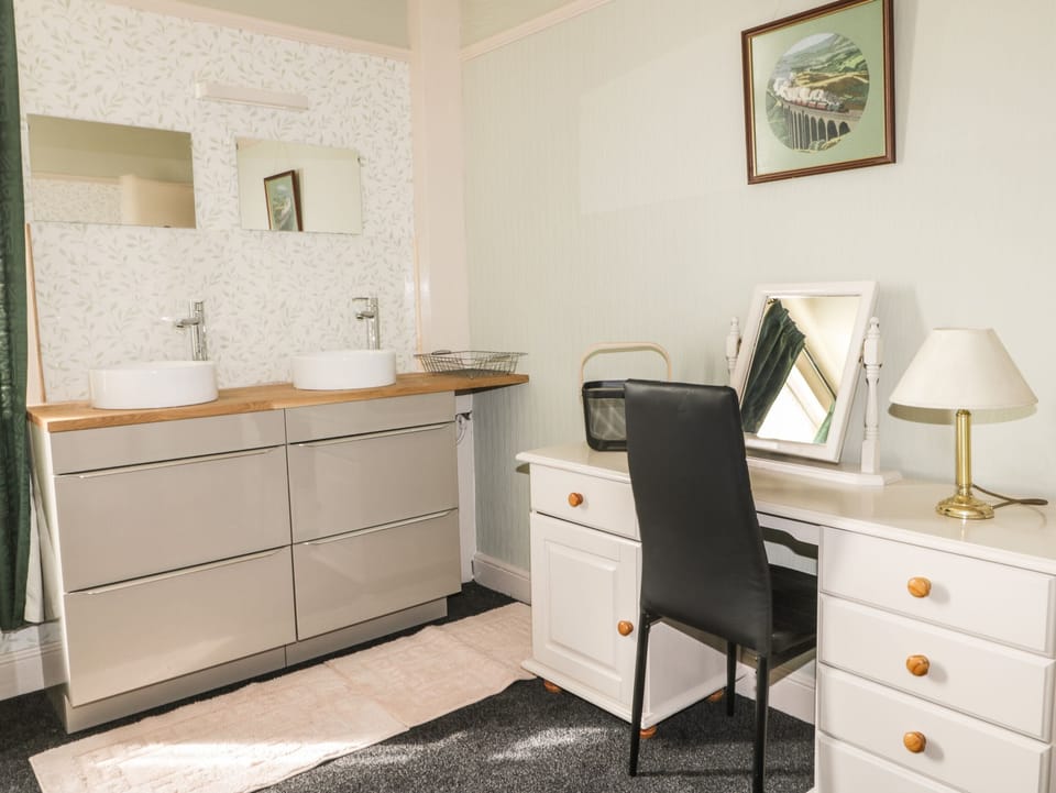 Cottage | 6 bedrooms, individually decorated, individually furnished, free WiFi