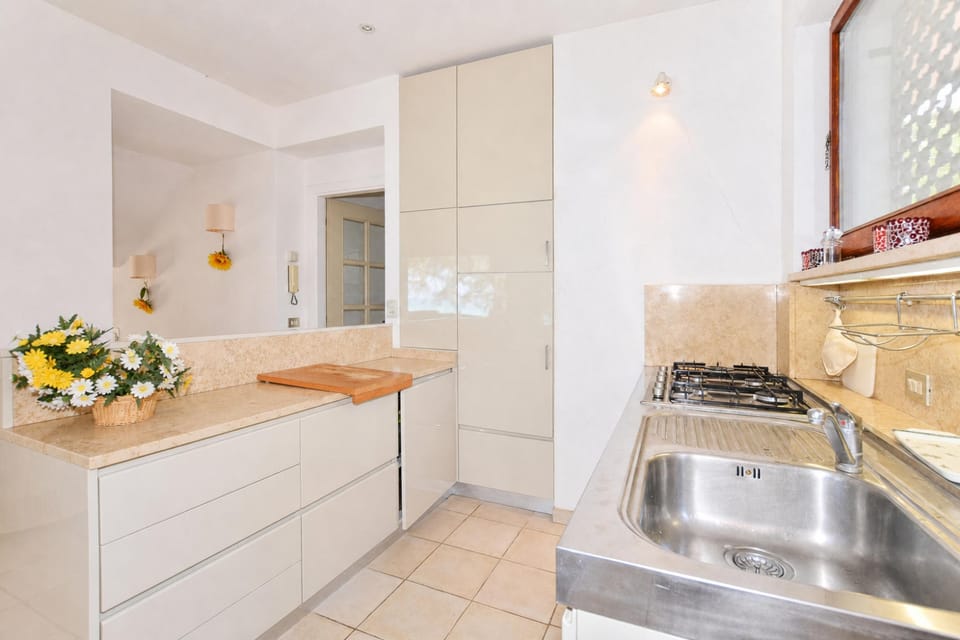 Family House, 5 Bedrooms, Microwave, Sea Facing (Casa Giannellina) | Private kitchenette | Stovetop, dining table