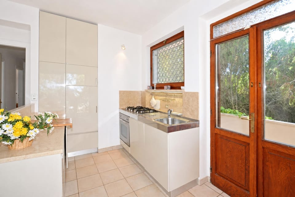 Family House, 5 Bedrooms, Microwave, Sea Facing (Casa Giannellina) | Private kitchenette | Stovetop, dining table