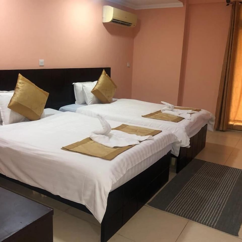 Deluxe Twin Room, Non Smoking, City View | Desk, laptop workspace, WiFi (free), bed sheets
