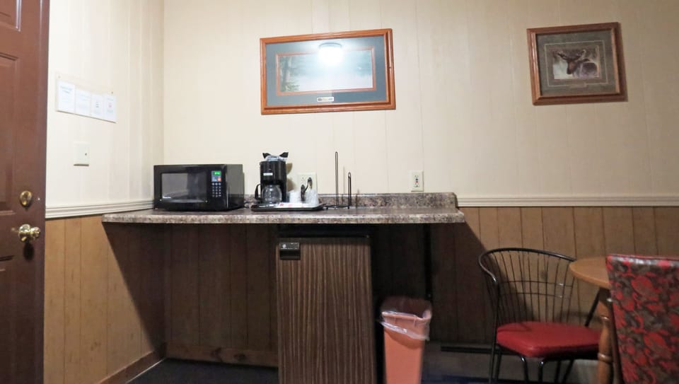 Standard Suite, 1 Bedroom, Non Smoking, Refrigerator & Microwave (3 Queen Beds) | Individually decorated, individually furnished, desk, laptop workspace