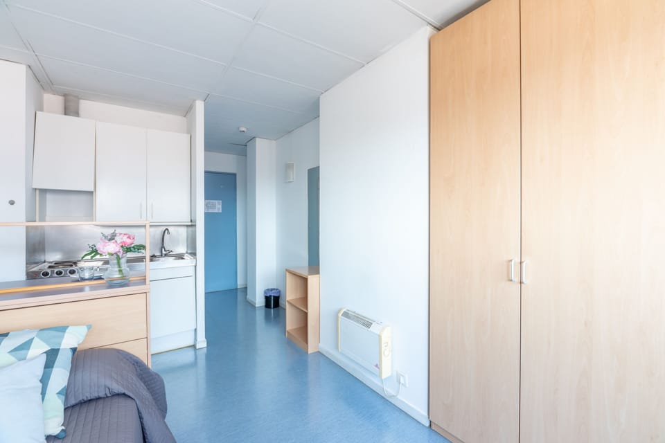 Basic Room, 2 Twin Beds | Desk, laptop workspace, free WiFi, bed sheets