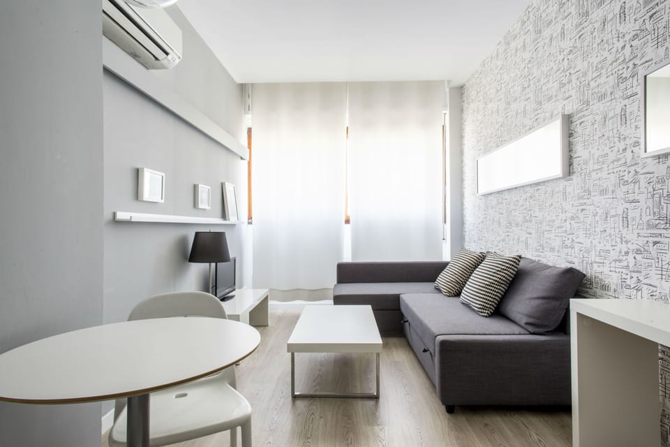 Executive Studio, 1 Queen Bed | Desk, laptop workspace, free WiFi, bed sheets