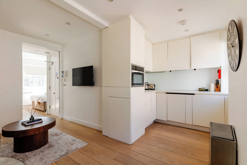 Full-size fridge, microwave, oven, stovetop