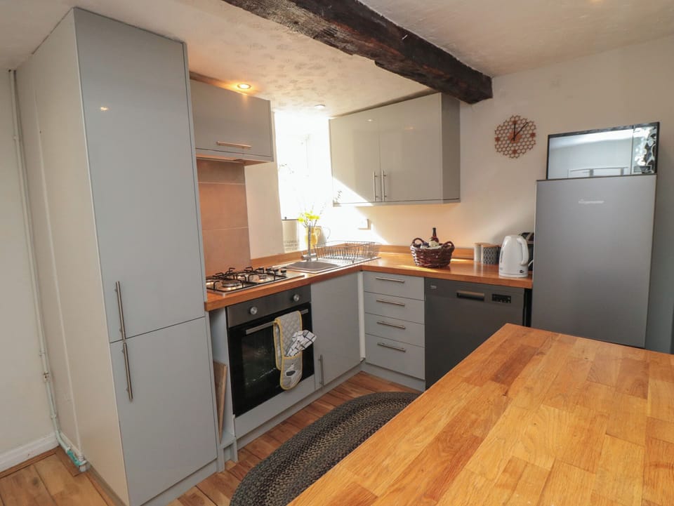 Cottage | Private kitchen | Fridge, microwave, dishwasher, electric kettle