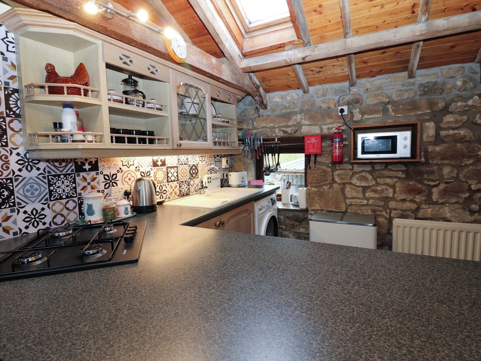 Cottage | Private kitchen | Fridge, dishwasher, electric kettle, toaster