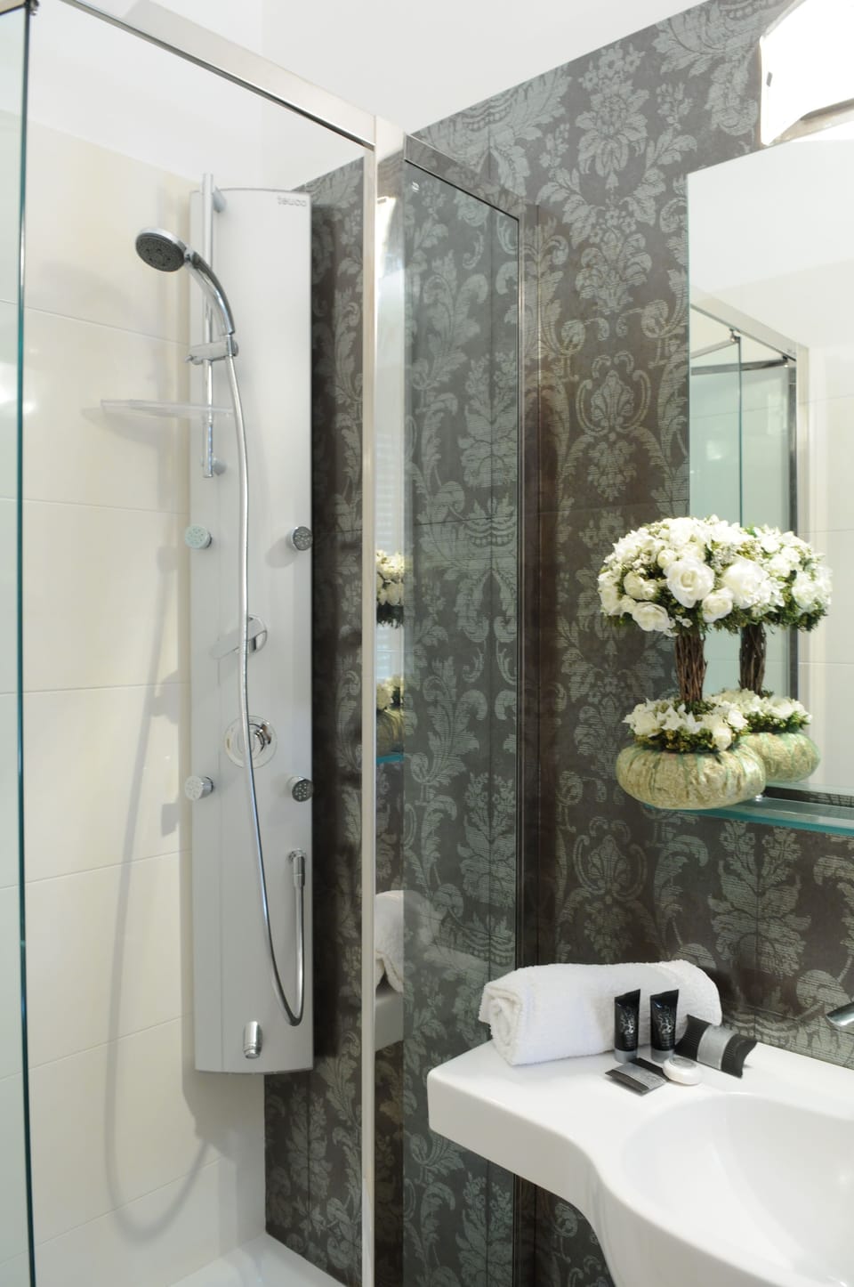 Deluxe Double Room | Bathroom shower
