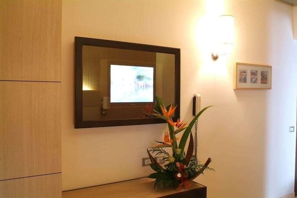 Deluxe Triple Room, Partial Sea View | In-room safe, desk, cribs/infant beds, rollaway beds