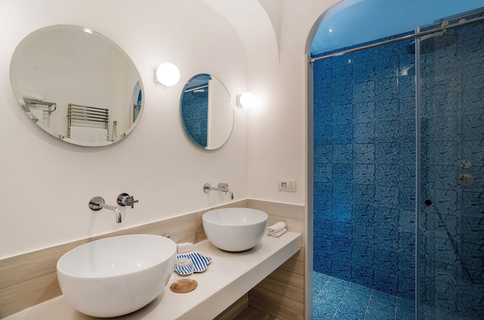 Junior Suite, Balcony, Garden View | Bathroom | Shower, designer toiletries, hair dryer, bathrobes