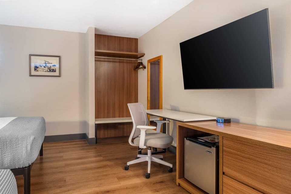 Pillowtop beds, desk, laptop workspace, blackout drapes