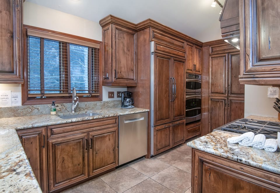 House, 4 Bedrooms | Private kitchen | Fridge, oven, stovetop, coffee/tea maker