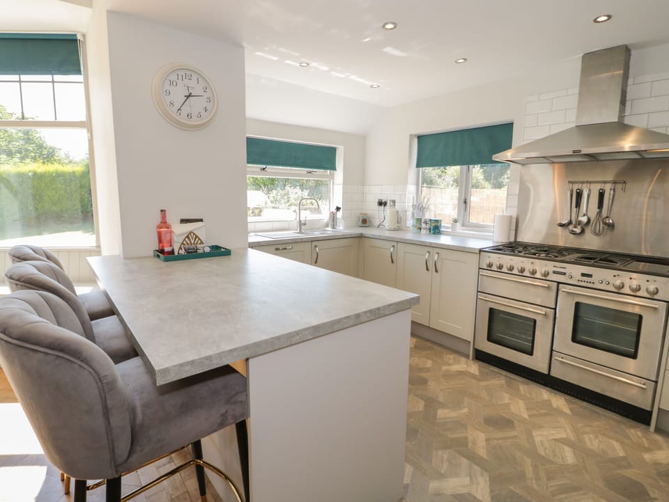 Cottage | Private kitchen | Fridge, microwave, dishwasher, electric kettle