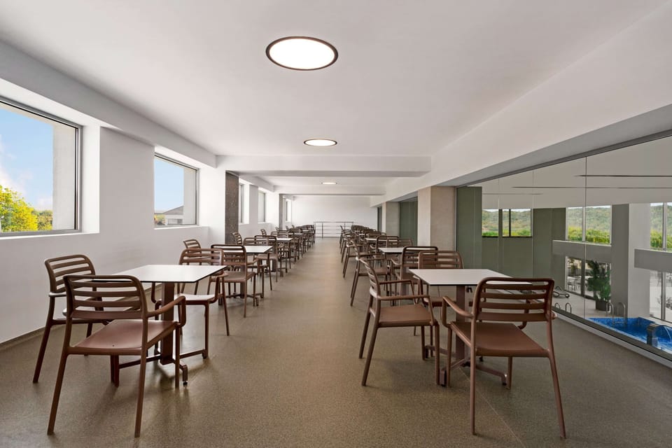 3 bars/lounges, lobby lounge