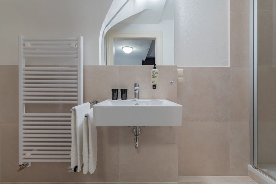 Standard Single Room | Bathroom | Shower, hair dryer, towels